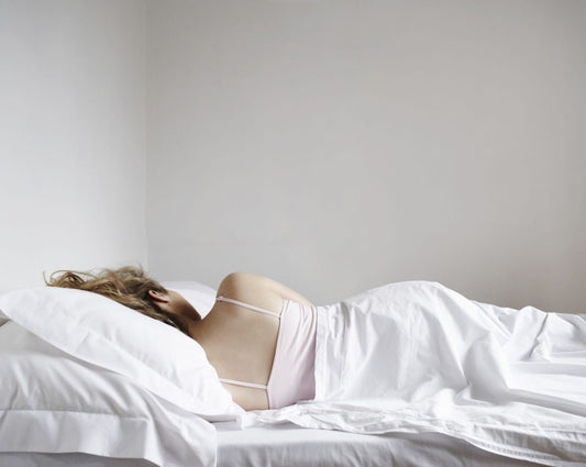 Dormir sur le côté : la bonne position pour soulager le dos et les hanches
